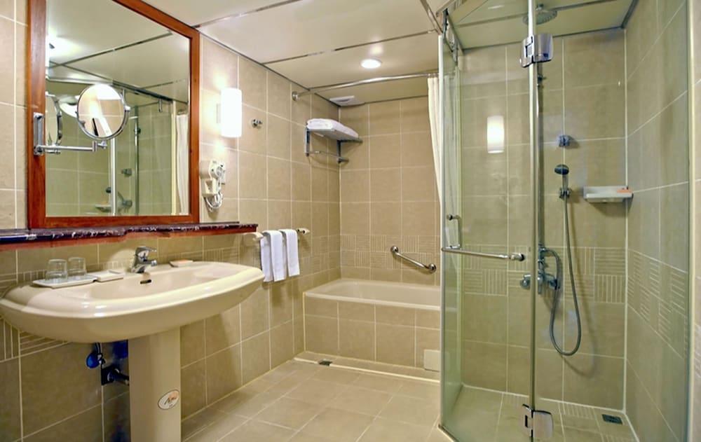 First Hotel Taipei Bagian luar foto