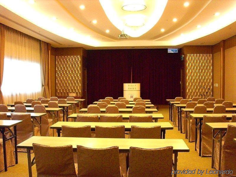 First Hotel Taipei Bagian luar foto