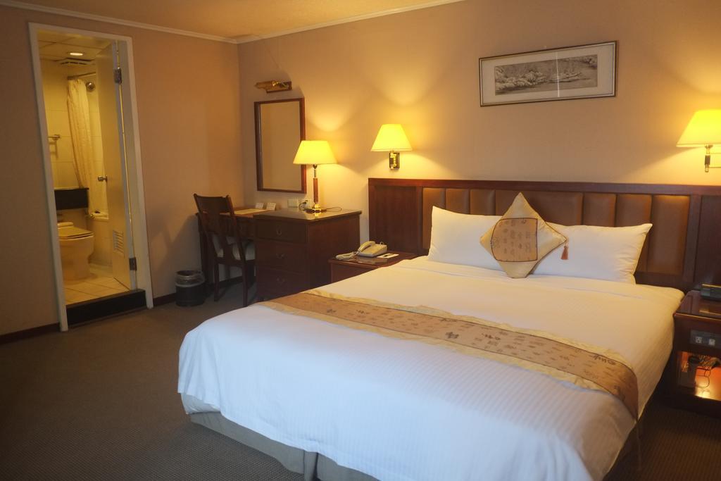 First Hotel Taipei Bagian luar foto