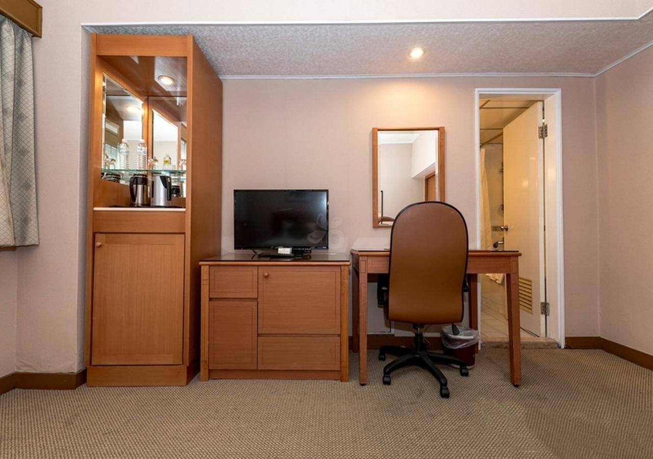 First Hotel Taipei Bagian luar foto